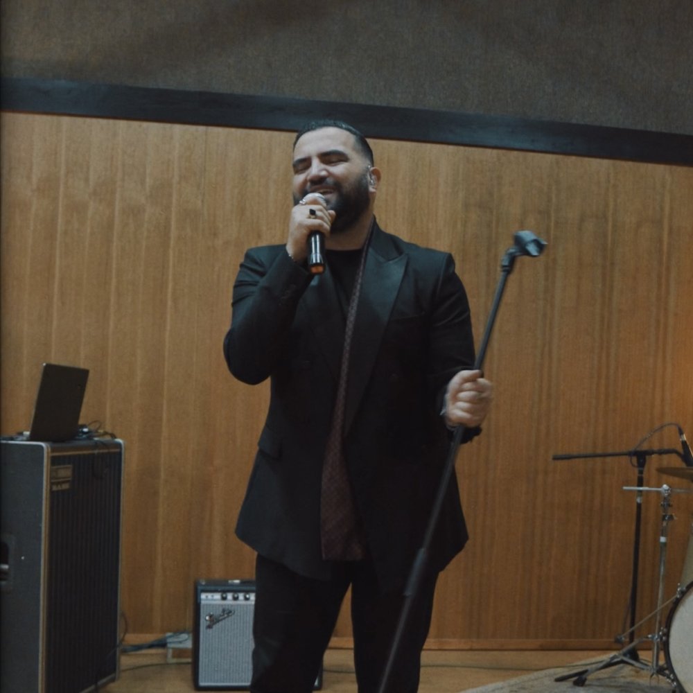 Oon Faghat Mikhad Khosh Begzaroone (Live) - Arsalan